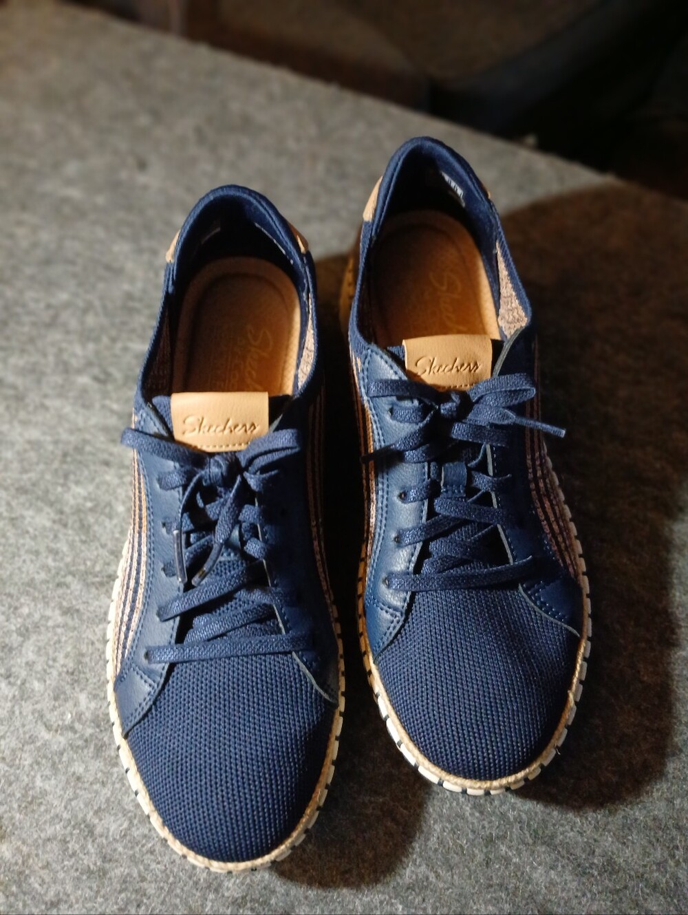 Skechers Womens Navy and Blue/Tan Memory Foam Casual Sneakers. Size 10.
